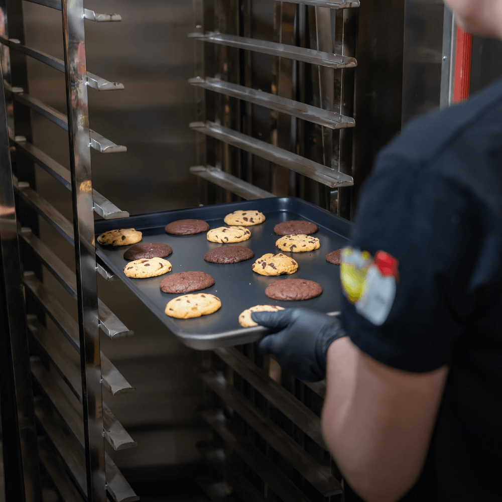 THC Cookies nel forno primo piano