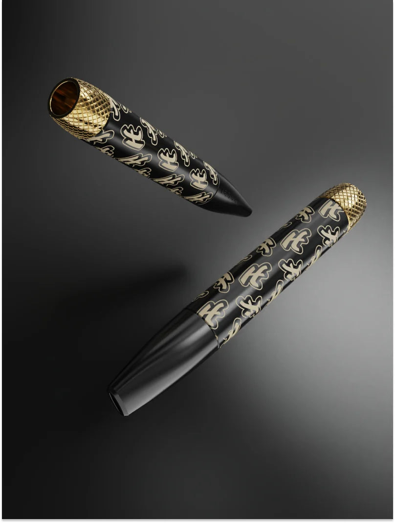 Dispositivo Vessel One Hitter Highsman Edition con punta a rete dorata e corpo nero fantasia
